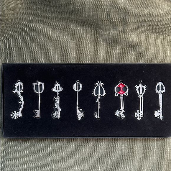 Kingdom Hearts Keyblade Charm Set – Original Sliding Case – Official Licensed - Picture 3 of 3